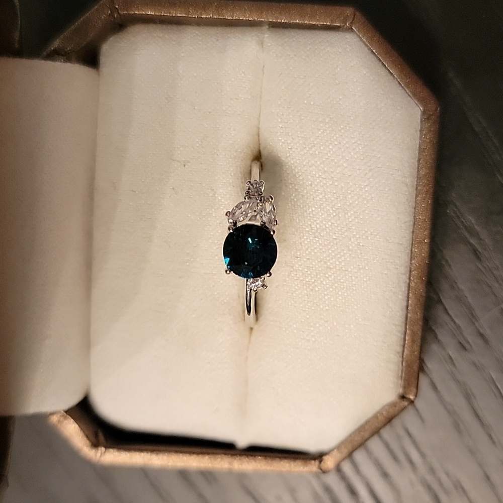 Size 8 Ring Bundle - Picture 7 of 7